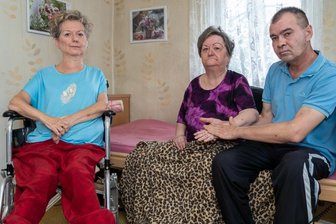 Drama um Schwestern: Beide sind jetzt im Heim - Carmen Luzius (links) und Karin Zitterbart mit Pfleger Daniel Chetkowski: Die gelähmten Schwestern sind auf Hilfe angewiesen.