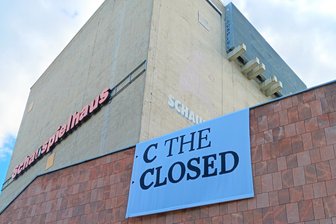Drama ums Theater in Chemnitz: Die Kulturhauptstadt kann auch unbequem sein – und das ist gut so! - Seit Freitagabend ist das frühere Schauspielhaus symbolisch besetzt. Das Motto: "C the Closed" - eine unmissverständliche Anspielung auf das Kulturhauptstadt-Motto "C the Unseen". Am Sonntag gabs symbolisch einen Europäischen Kürzungspreis in Form einer Wäschemangel für die Stadt Chemnitz dazu.