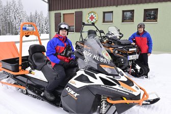 Dramatische Hilfsaktion: Bergretter befreien verunglückten Wanderer im Vogtland aus eisigem Albtraum - Retter der Bergwacht Klingenthal/Aschberg vor ihrem Stützpunkt im Skigebiet Mühlleithen. Sven Lorenz (rechts) ist hier der Bereitschaftsleiter.