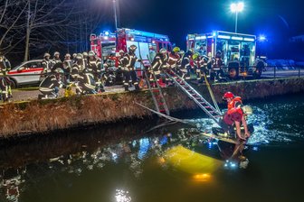 Dramatische Rettungsaktion im Erzgebirge: Auto versinkt neben einer Brücke mit zwei Insassen im eiskalten Wasser - Fünf Feuerwehren sind am Samstagabend wegen eines Unfalls in Wernsdorf alarmiert worden. In einer dramatischen Rettungsaktion brachten sie die Insassen des Autos über eine Steckleiter ans Ufer. Das Auto trieb bis zum Dach im eiskalten Wasser eines Mühlgrabens.