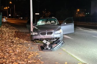 Dramatische Szenen im Zwickauer Gericht: Polizist nach Schüssen auf Auto freigesprochen - Nach zwei Treffern aus einer Polizeipistole verlor der Fahrer die Kontrolle über das Fahrzeug und fuhr gegen einen Laternenmast.