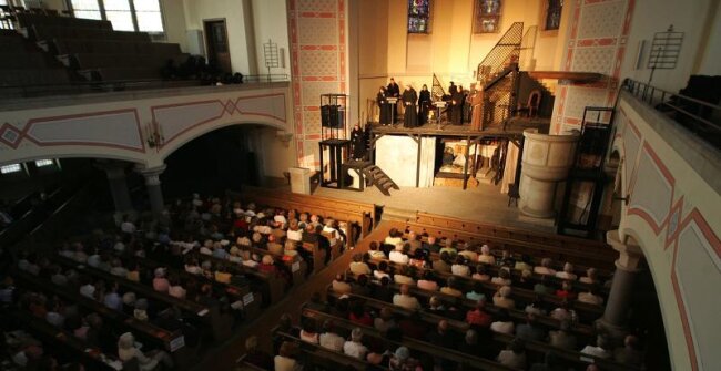 Dramatische Szenen in der Pauluskirche - 
              <p class="artikelinhalt">Etwa 400 Zuschauer haben am Sonntag die Premiere des Mittelalterspektakels "Der Name der Rose" in der Pauluskirche erlebt.</p>
            