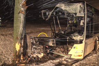 Dramatische Verkehrsunfälle im Erzgebirge: Schaden geht in die Hunderttausende - Busunfall auf der S 270 bei Zwönitz