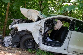 Dramatischer Anstieg: Schon 13 Verkehrstote in Mittelsachsen - Nach dem Aufprall eines Autos am 4. Juli bei Mittweida auf einem Baum war das Fahrzeug Schrott. Der Fahrer verletzte sich so stark, dass er am Unfallort verstarb.