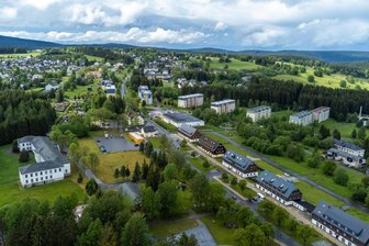 Dramatischer Bevölkerungsschwund: Johanngeorgenstadt gibt Rathaus auf und baut Straßen zurück - Johanngeorgenstadt mit dem riesigen Rathausgebäude (links) aus der Wismut-Zeit mit 40.000 Einwohnern. Heute sind es 3500.