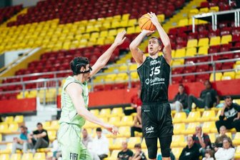 Niners-Spieler Marko Filipovity setzt zum Wurf an.