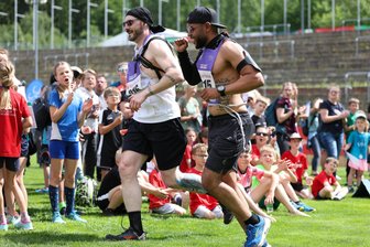 Dramatisches Finale beim Vogtlandlauf: Eigentlich wollten sie gemeinsam gewinnen - Florian Hoyer (links) und Denis Samstag meisterten einen Großteil der 24-km-Strecke beim Vogtlandlauf gemeinsam.