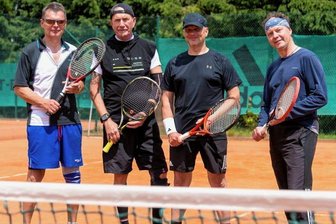 Dramatisches Saisonfinale bringt den Aufstieg - Uwe Schulz, Hubert Peuschel, Heiko Schauer und Thomas Seifert (von links) dürfen sich über den Staffelsieg des TSV Zschopau in der AK-50-Bezirksklasse freuen. Genau wie Steffen Dost, der am Sonntag trotz seiner Verletzung beim entscheidenden Sieg gegen Brand-Erbisdorf alles gab. 