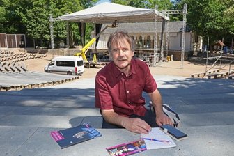 Dramaturg wirft als erster Zuschauer den Blick aufs Stück - Chefdramaturg André Meyer auf der Freilichtbühne am Schwanenteich, wo die Proben für die Oper "Der Liebestrank" angelaufen sind. Premiere ist am 1. Juli, 19.30 Uhr.