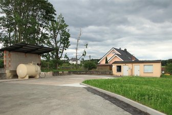 Drastische Kostensteigerung bei Bauhofsanierung in Zobes - Die alte Rampe ist verschwunden. Eine Grünfläche entstand.