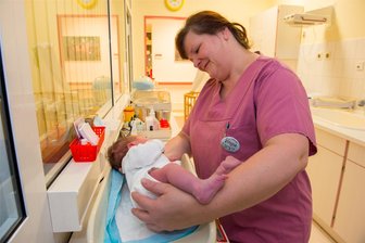 Drastischer Rückgang der Geburten: Warum die Kliniken Erlabrunn ihre Entbindungsstation schließen - Bilder wie dieses gehören bald der Vergangenheit an: Hebamme Verena Jäckel im Kreißsaal der Kliniken Erlabrunn beim Wiegen eines Neugeborenen. Sie hat etwa 2000 Winzlingen auf die Welt geholfen.