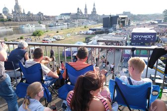 Draußen geblieben und trotzdem mittendrin: So erlebten Zaungäste die Kaisermania am Freitag in Dresden - Zaungäste des Konzertes "Kaisermania" von Schlagersänger Roland Kaiser auf der Carolabrücke in Dresden. Auch auf den Wiesen, die an das Konzertgelände angrenzen, fanden sich Tausende von Fans ein, die zum Konzert ihr Picknick abhielten.