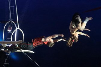Draußen Protest, drinnen Magie: So lief die Premiere im Plauener Weihnachtszirkus - Da stockt den Besuchern der Atem: Das Duo Decadre aus Frankreich zeigt unter der Zirkuskuppel spektakuläre Luftakrobatik.