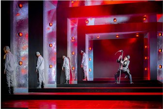 „Draußen vor der Tür“: Borcherts Heimkehrerdrama erlebt am Freitag Premiere im Gewandhaus Zwickau - In der ersten Szene tanzt der Tod (Daniel Koch) mit der Sense über die Bühne.