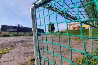 Drebach hält an Millionenprojekt fest - Zwischen der Schule und dem Funktionsgebäude, wo die Turnhalle entstehen soll, befinden sich derzeit der Pausenplatz und der Schulgarten. 