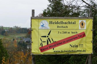 Drebach wehrt sich weiter gegen geplanten Windpark - Wie am Dienstag unter den Gästen der Sondersitzung ist auch im Dorf zumeist eine Ablehnung der geplanten Windräder festzustellen. Protestplakate säumen die Hauptstraße.