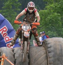 Drebacher drehen auf - <p class="artikelinhalt">Ralf Scheidhauer hat beim diesjährigen Erzberg-Rodeo den 11. Rang belegt, und das mit einem geborgten Motorrad. Teamkollege Otto Freund landete auf Rang 26.</p>