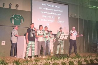 Drebacher Fußballer krönen Jubiläum mit neuer Hymne und Liederbuch - Hier präsentieren Jens Haustein (2. von links) und seine Mitstreiter die neue Hymne.