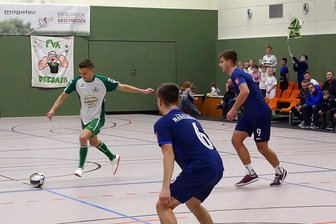 Drebacher Kicker läuten Jubiläumsjahr mit einer Turnier-Premiere ein - Im Endspiel des Herren-Turniers hatten die Krokusse, hier am Ball: Paul Gärtner, gegen Sachsenligist FSV Motor Marienberg keine Chance.
