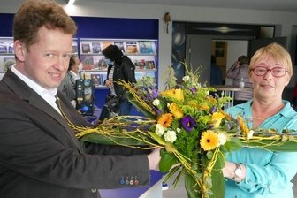 Drebacher Planetarium begrüßt 350.000. Besucher - Als 350.000. Besucher seit der Einweihung des neuen Planetariums 2001 erhielt Marion Moch von Jens Kandler einen Blumenstrauß.