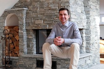 Drebachs Bürgermeisterkandidat Otto Freund privat: Wie Immobilien zum Hobby des Extrem-Endurosportlers wurden - Otto Freund, der in Drebach als Bürgermeister kandidiert, vor dem Schmuckstück in seinem Wohnzimmer.