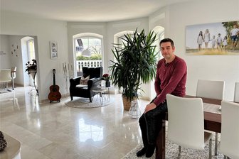 Drebachs Bürgermeisterkandidat privat: So lebt Swen Drechsler in seiner siebenköpfigen Familie - Swen Drechsler vor der Aufnahme mit seiner siebenköpfigen Familie.