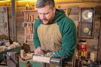 Drechseln ohne Strom im Erzgebirge: Wenn ein Nussknacker mehr als 2000 Euro kostet - Markus Füchtner an der Fußdrechselbank, deren Alter er auf mehr als 100 Jahre schätzt. Das Drechseln ist deutlich anstrengender. 