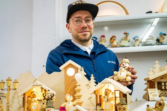 Drechslerei Wagner bei Hainichen: So feiert das „Schneemannland“ Ostern - Peter Wagner, Sohn des Firmengründers, präsentiert die Neuheiten im Werksverkauf der Drechselei Wagner in Riechberg.