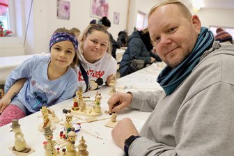 Drechslereichef Wagner aus Riechberg zeigt, wie das Drechseln geht - Sebastian Strauß mit Frau Cindy und Tochter Celine packten die Gelegenheit beim Schopf und bastelten Schneemänner selbst.
