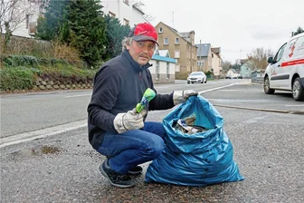 Dreck-weg-Tag in Gersdorf: Wenn Kommunalpolitiker Müll sammeln - Bürgermeister Erik Seidel fand an der Hauptstraße einigen Unrat. 
