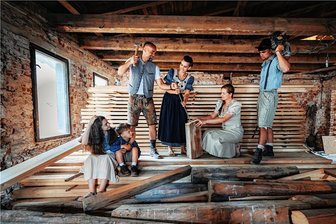 Dreckschänke wird saniert - Erzgebirgs-Gasthaus soll mit Spenden wieder auferstehen - Die ganze Familie Plachy macht bei der Erneuerung des legendären Gasthauses in Tschechien, unweit der Grenze zu Johanngeorgenstadt mit. 