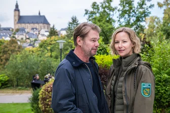 Dreharbeiten für 16. Erzgebirgskrimi „Stille Mitte“ beendet: Was Fans jetzt wissen müssen - Ermitteln im 16. Erzgebirgskrimi wieder: Teresa Weißbach und Kai Scheve.