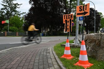 Dreharbeiten für Erzgebirgskrimi in Hohenstein-Ernstthal - An der Goldbachstraße ist der Weg zum Drehort für den Erzgebirgskrimi ausgeschildert.