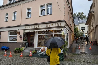 Dreharbeiten für Erzgebirgskrimi in Stollberg: Warum fehlt ausgerechnet Teresa Weißbach? - Die Konditorei in der Herrenstraße in Stollberg ist einer der Drehorte des neuesten Erzgebirgskrimis.