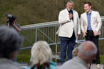 Dreharbeiten für neue Show: TV-Legende Harry Wijnvoord im Vogtland - Sänger Markus Hoffmann (rechts) aus Oelsnitz zusammen mit TV-Legende Harry Wijnvoord bei einer Fernsehaufzeichnung für RTL im Freibad Elstergarten in Oelsnitz. 