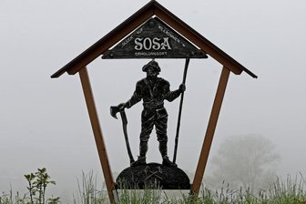 Dreharbeiten: Köhlerverein Sosa baut extra Meiler auf - Ein Schild am Ortseingang von Sosa zeigt einen Köhler.