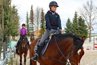 Dreharbeiten trotz Wintereinbruchs - Langenbernsdorfs Reitnachwuchs drehte Runden vor den Kameras.