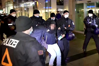 Drehkreuz der Corona-Proteste: Die Strategie der "Freien Sachsen" - Polizeigewalt? Eine Frage der Definition. Fraglos aber der für Chemnitz angekündigte "unmittelbare Zwang" gegen rabiate Widerständler.