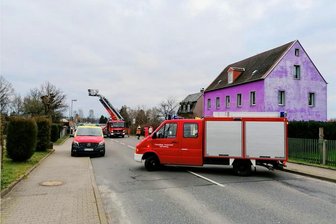 Drehleiter in Lauenhain im Einsatz: Feuerwehren unterstützen Rettungsdienst - Die Drehleiter der FFW Mittweida kam am Dienstagnachmittag in Lauenhain zum Einsatz.