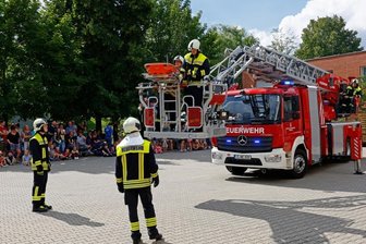 Drehleiter ist in Aktion -