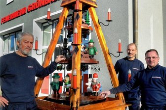 Drehturm bei Grünbacher Feuerwehr in guten Händen - Die Feuerwehrmänner Werner Günther, Timo Pöhler und Silvio Blank (von links) am neuen Drehturm am Grünbacher Feuerwehrhaus. 