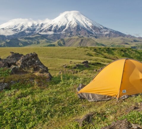 Drei abenteuerliche Tage - Camping vor malerischer Kulisse in Kamtschatka. Doch Vorsicht ist geboten: Von 160 Vulkanen sind noch 30 aktiv.