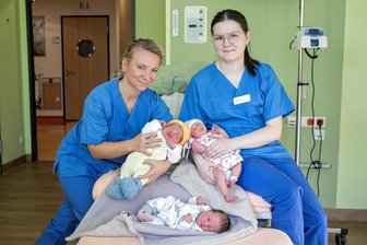 Drei auf einen Streich im Helios-Klinikum: Mädchentrio hält Hebammen in Aue auf Trab - Die Hebammen Claudia Lötzsch (l.) und Nancy Wendler hatten am Montag alle Hände voll zu tun.