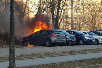Drei Autos in Chemnitz in Flammen - Zwei Fahrzeuge brannten an der Stollberger Straße.