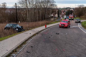 Drei Autos in Penig zusammengestoßen - Auf der Lunzenauer Straße in Penig sind am Montagfrüh drei Autos zusammengestoßen.