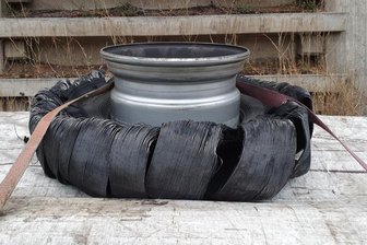 Drei Autos kollidieren auf der A4 mit Lkw-Reifen - Die Karkasse eines Lkws sorge für einen Unfall. 