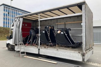 Drei Baggerschaufeln, die viel zu schwer für den Transporter waren, fanden die Beamten auf der Ladefläche.