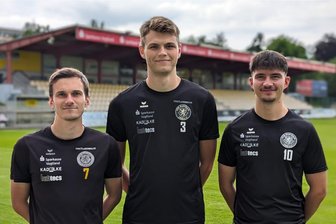 Drei bis vier externe Neue wird es geben: Fußball-Oberligist VfB Auerbach will Abgänge adäquat ersetzen - Ein Top-Trio bleibt dem VfB Auerbach erhalten: Ondrej Brejcha (von links), Lucas Seidel und Felix Hache.