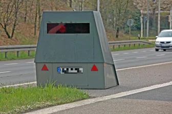 Drei Blitzer auf drei Kilometern: Warum Autofahrer auf der B 93 in Zwickau achtgeben müssen - Der Zwickauer Superblitzer wartet auf der B 93 auf Kundschaft.