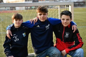 Drei Brüder bei drei Vereinen: Ein Fußball-Wochenende ist für Rochlitzer Familie eine organisatorische Herausforderung - Die Dennhardt-Brüder: Levi (Chemnitzer FC), Elia (Germania Mittweida) und Neven (BSC Motor Rochlitz, v. l.) im Rochlitzer Stadion, wo alle drei mit dem Fußball anfingen.